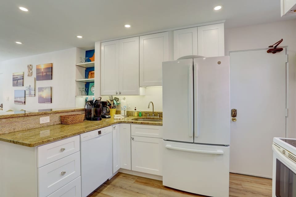 Pristine new kitchen - perfect unwinding after a day at the beach!  
