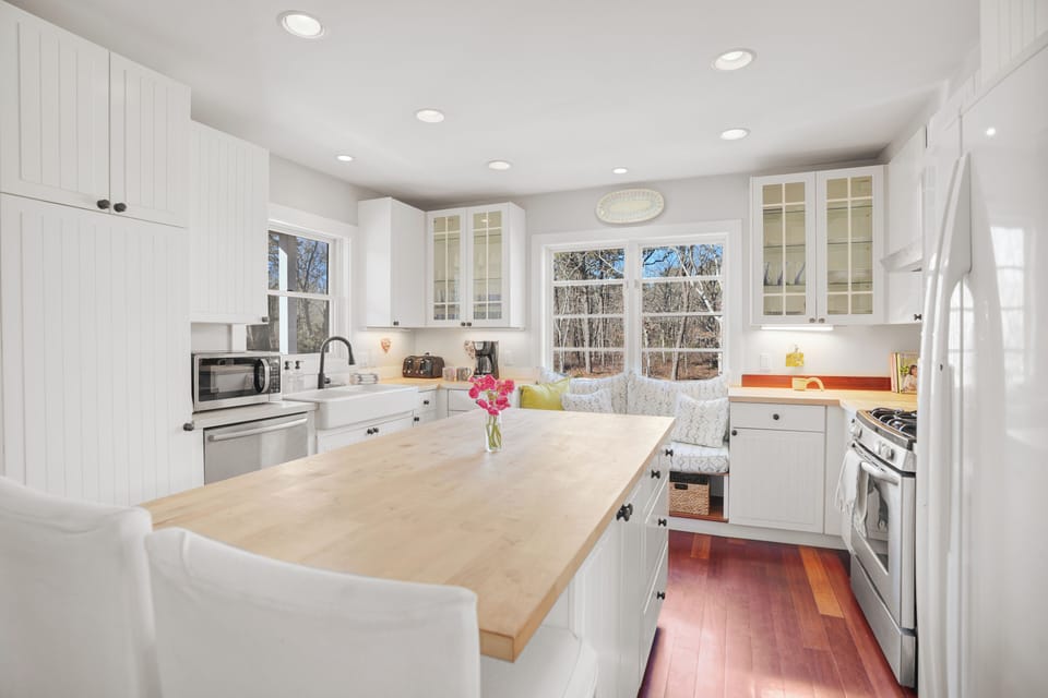 Well stocked kitchen with build in couch