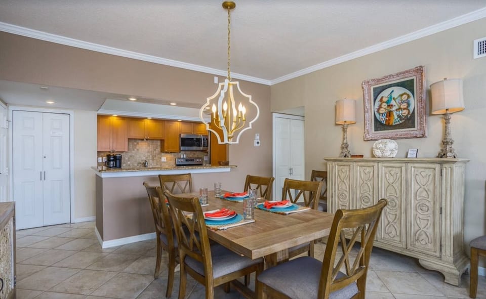Dining Room seats 10