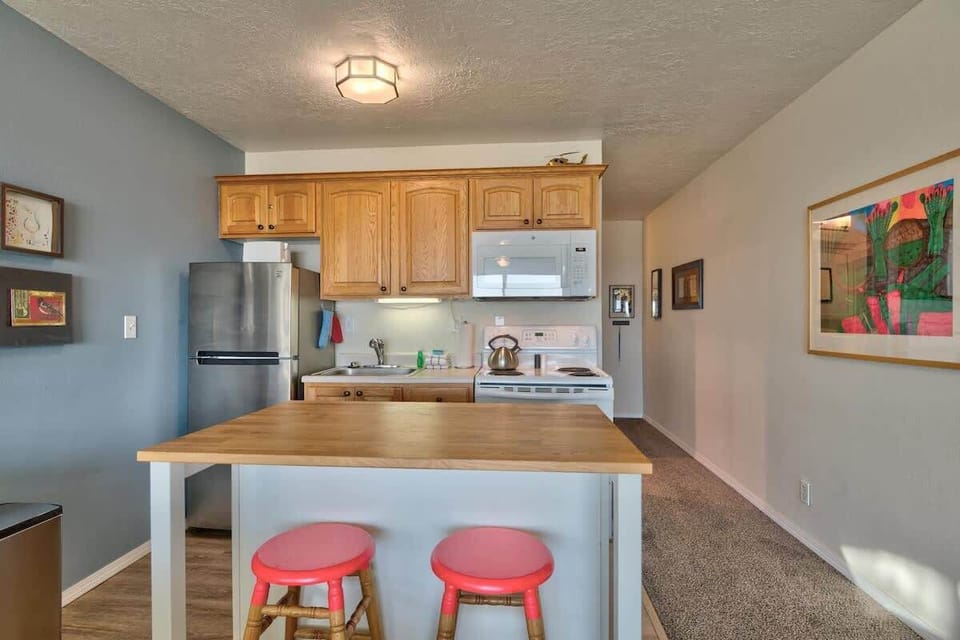 The full kitchen satisfies all your culinary needs
