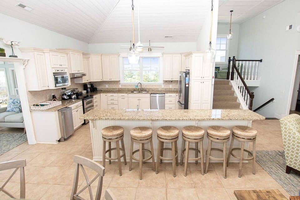 Well equipped kitchen area seats 22 for dining