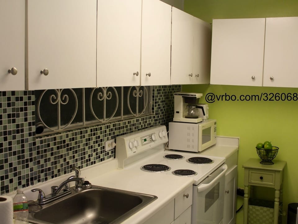 Modern and fully stocked kitchen, now including a complementary fine tea corner