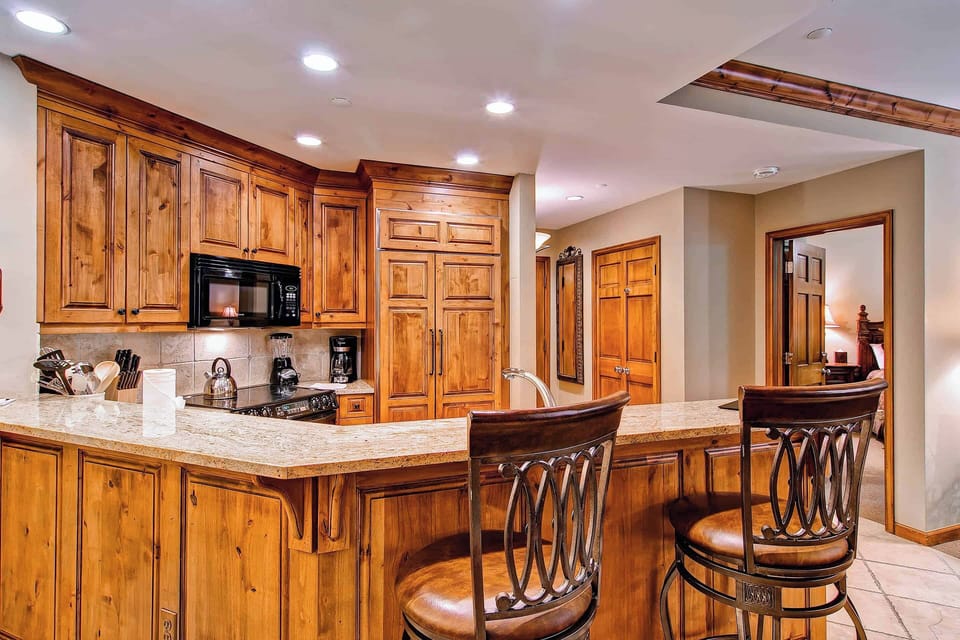 EastWestResorts_HL205_Kitchen3