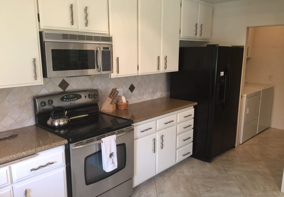 Built in stove and refrigerator that depenses ice and cold water
