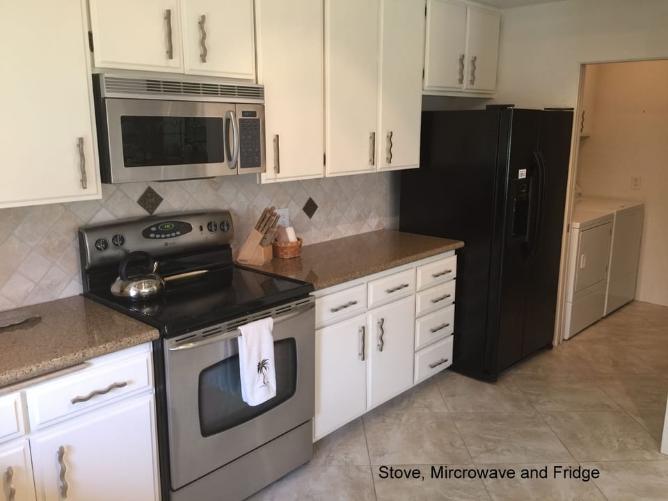 Built in stove and refrigerator that depenses ice and cold water