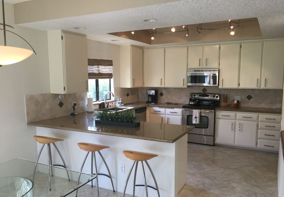 Kitchen and Breakfast Bar