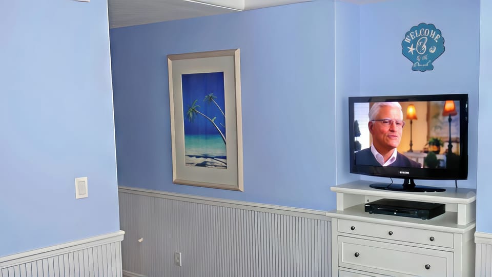 LIVING-SLEEPING AREA: 37" Samsung TV