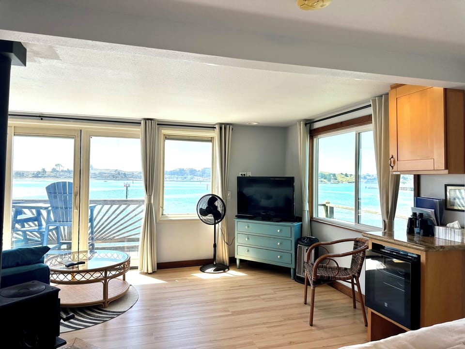 Smart Roku TV w/ Starlink Internet. Guests need to sign into their streaming app