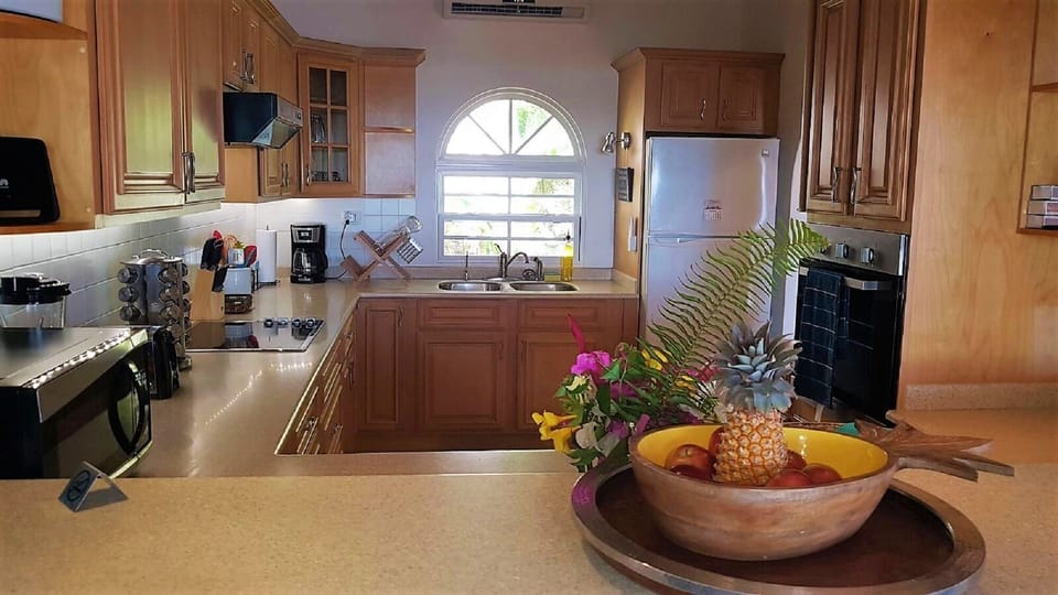 Fully Stocked kitchen. Fresh fruit, snacks & drinks greet you when you arrive.