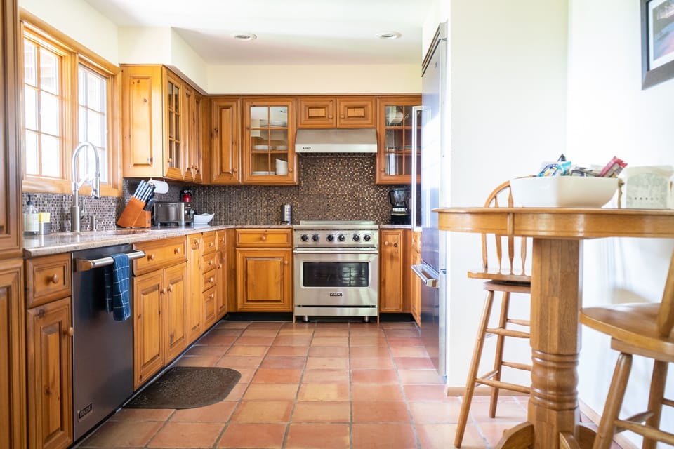 Fully stocked kitchen w/ Viking appliances 