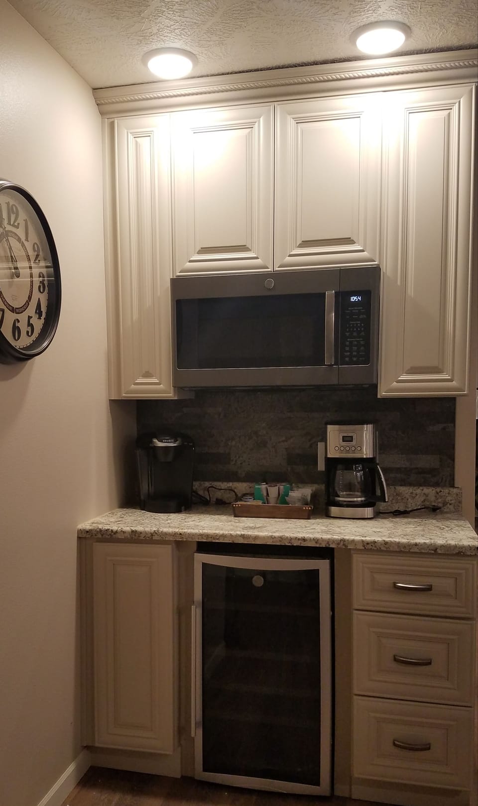 Kitchen coffee/wine bar, mic and mini frig
