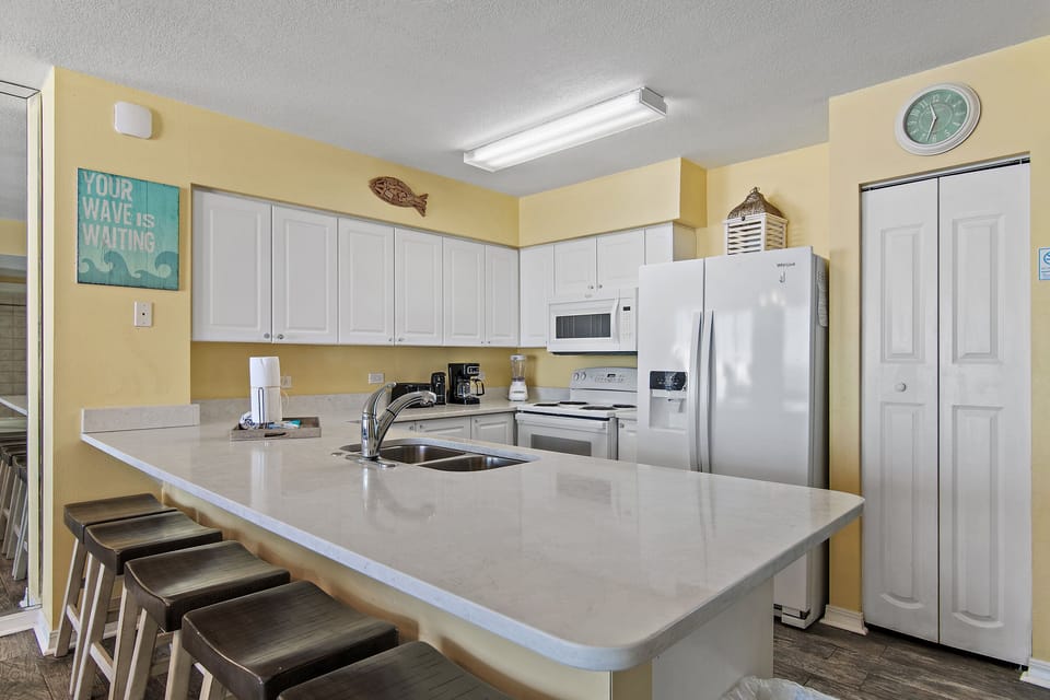 Eat-in kitchen bar seating