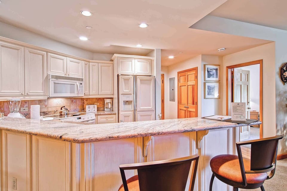 EastWestResorts_HL201_Kitchen2