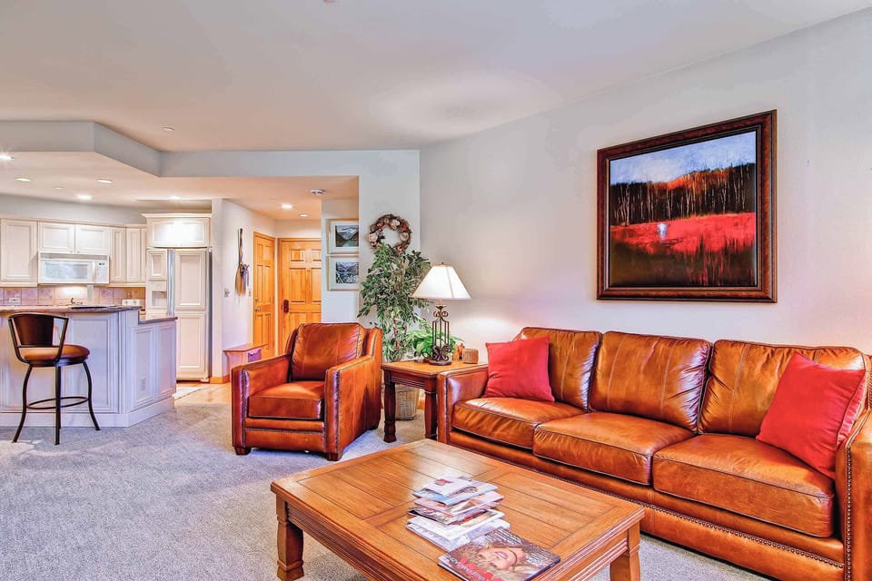 EastWestResorts_HL201_Living2