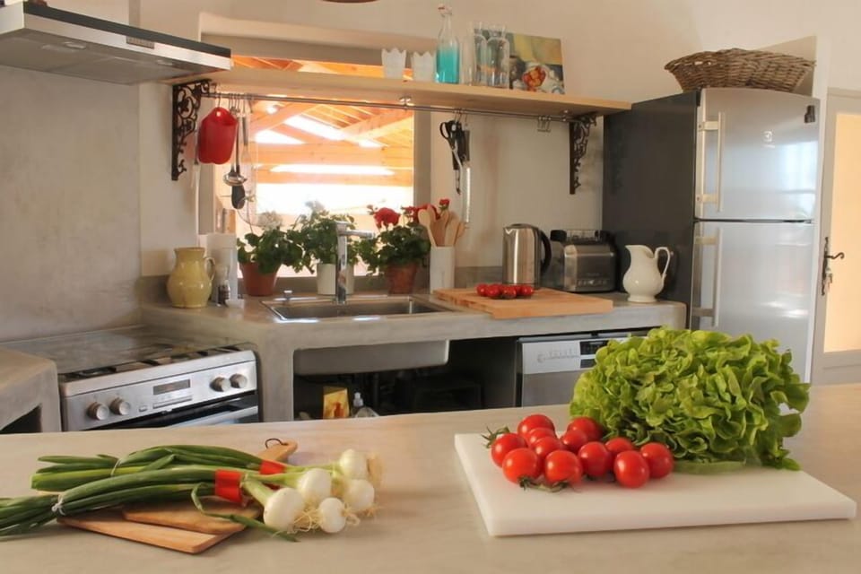 La Sucre, bright, airy and beautifully renovated, well equipped and convenient.