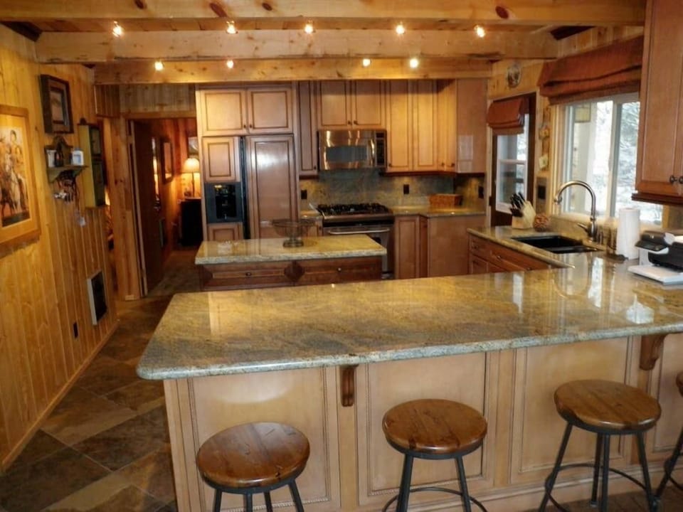 Full service kitchen with everything you'll need.