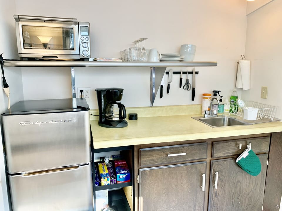 Coffee maker, electric tea kettle, toaster 