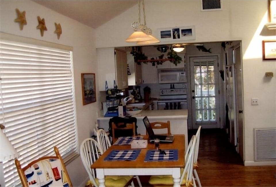 DINNING AND KITCHEN AREA