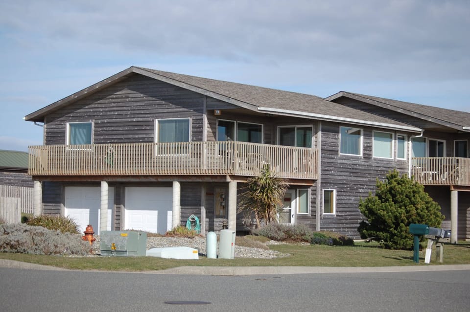 Spacious Ocean View Vacation Rental (located on scenic Coquille Point)