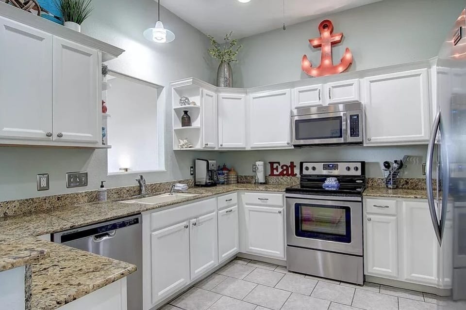 Kitchen w/ Granite Countertops 