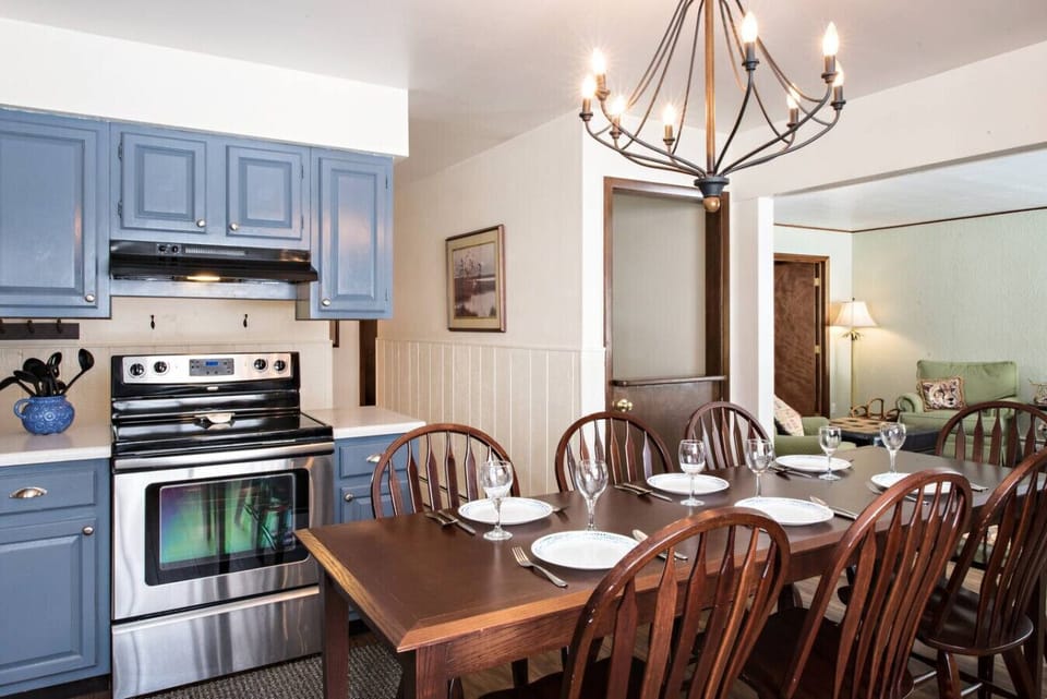 Eat-in kitchen