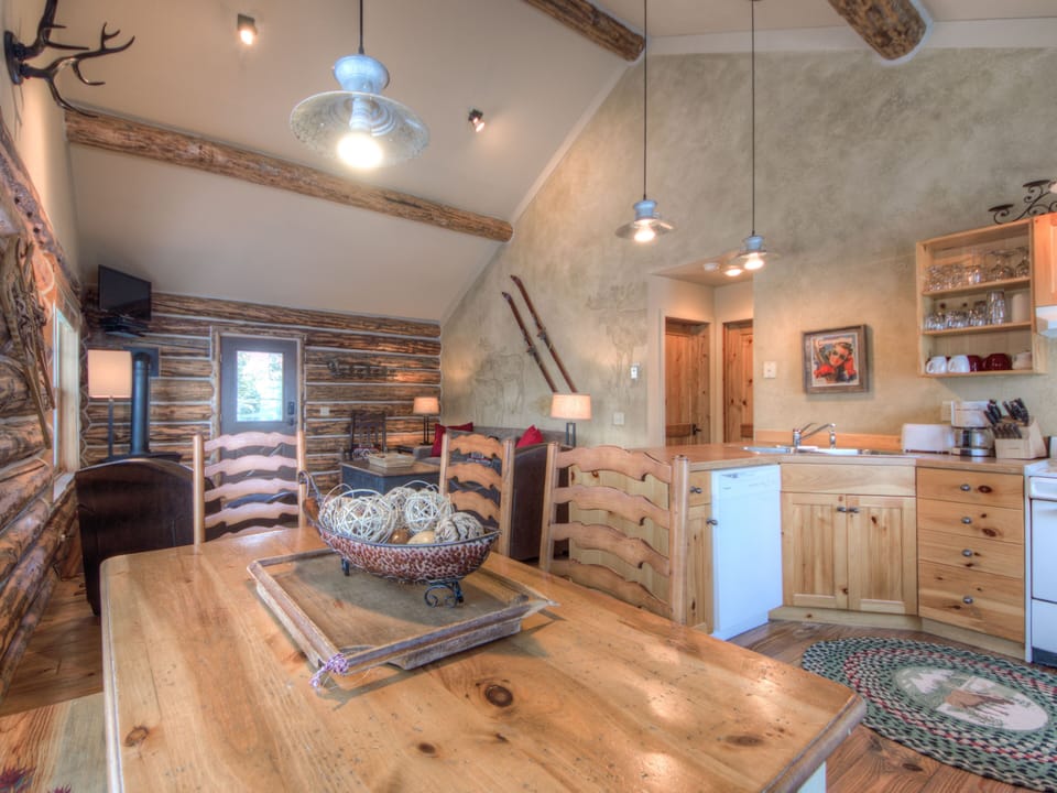 Cowboy Heaven Cabin 7 Rustic, Dining 3