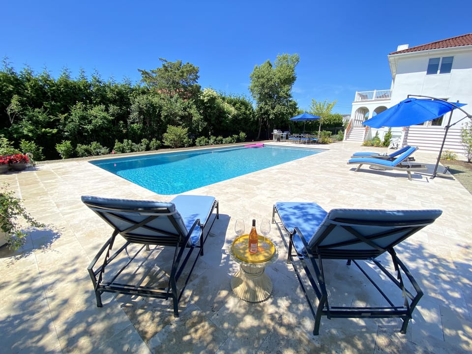 Relax on the lounge chairs and enjoy a delicious meal & drinks by the pool.