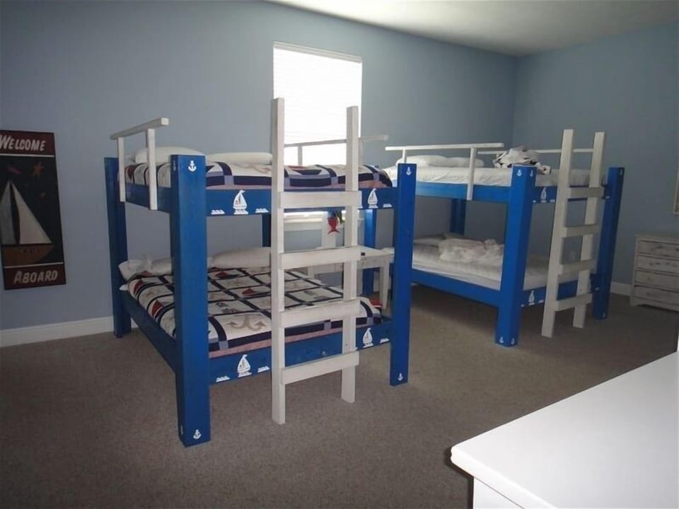 Bunkroom with four double beds