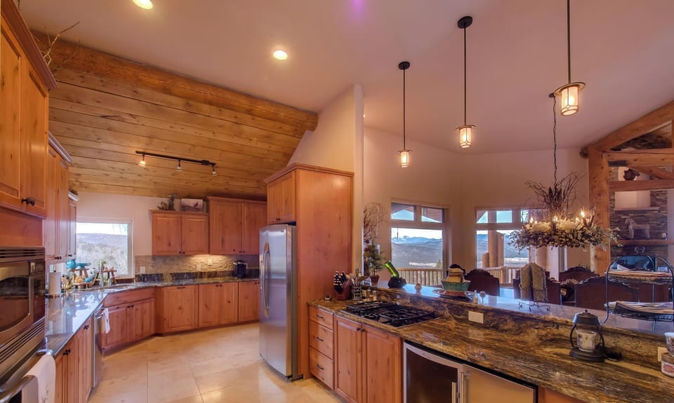 Kitchen with wine chiller and Ice maker