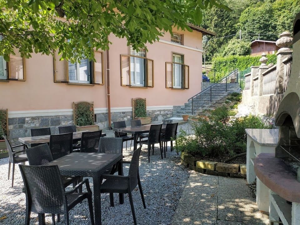 Wide BBQ area in the shadow of the chestnut tree. External furniture (25 seats)