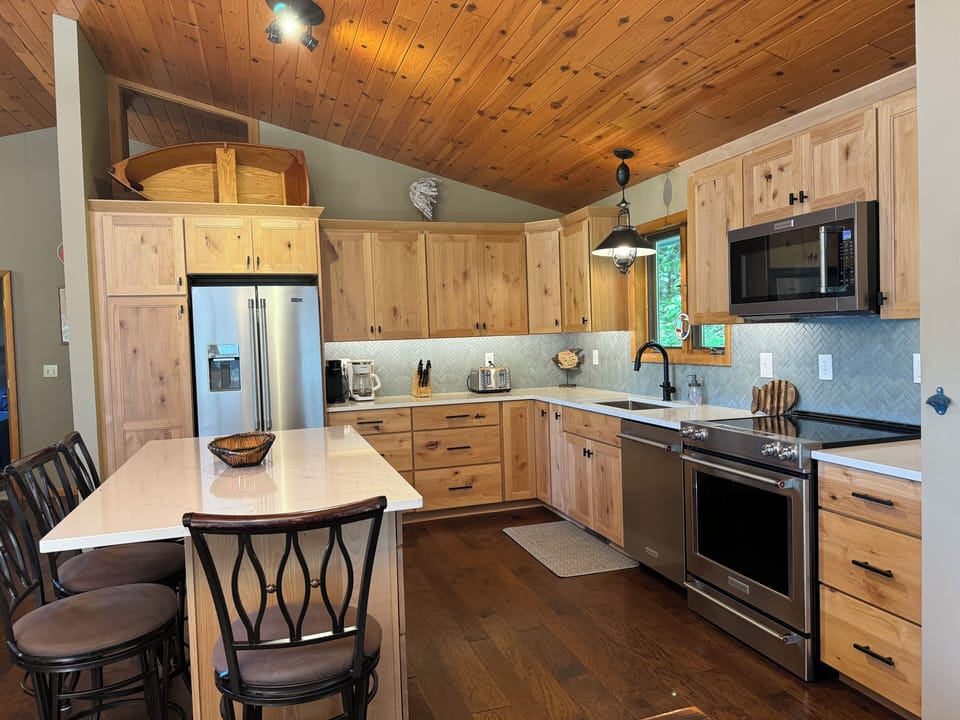 Newly remodeled kitchen (spring 2024)!