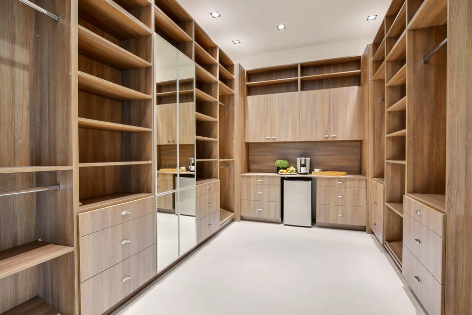 Master suite walk-in closet