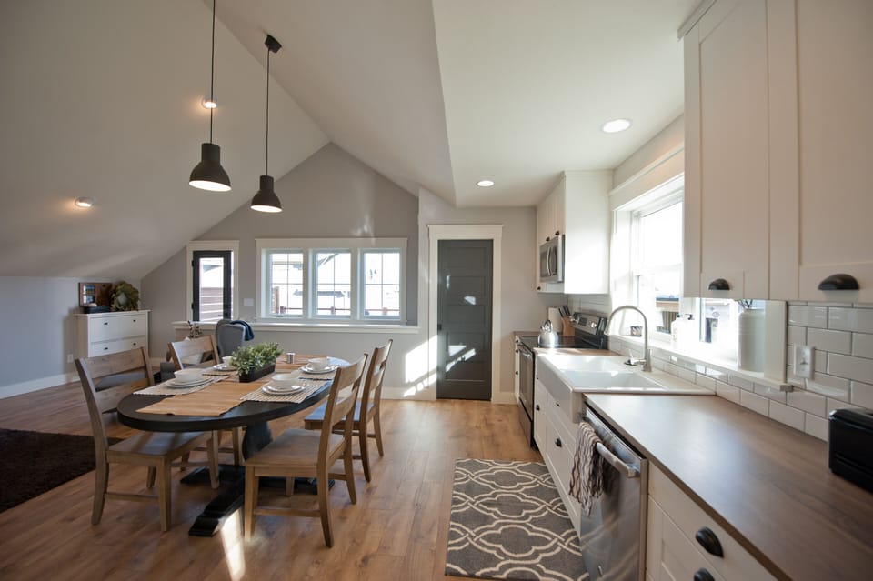 Dining for 4, walk in pantry