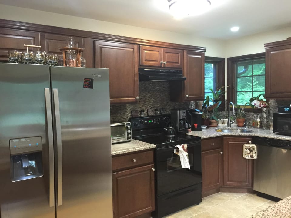 A modern kitchen with full services and amenities 
