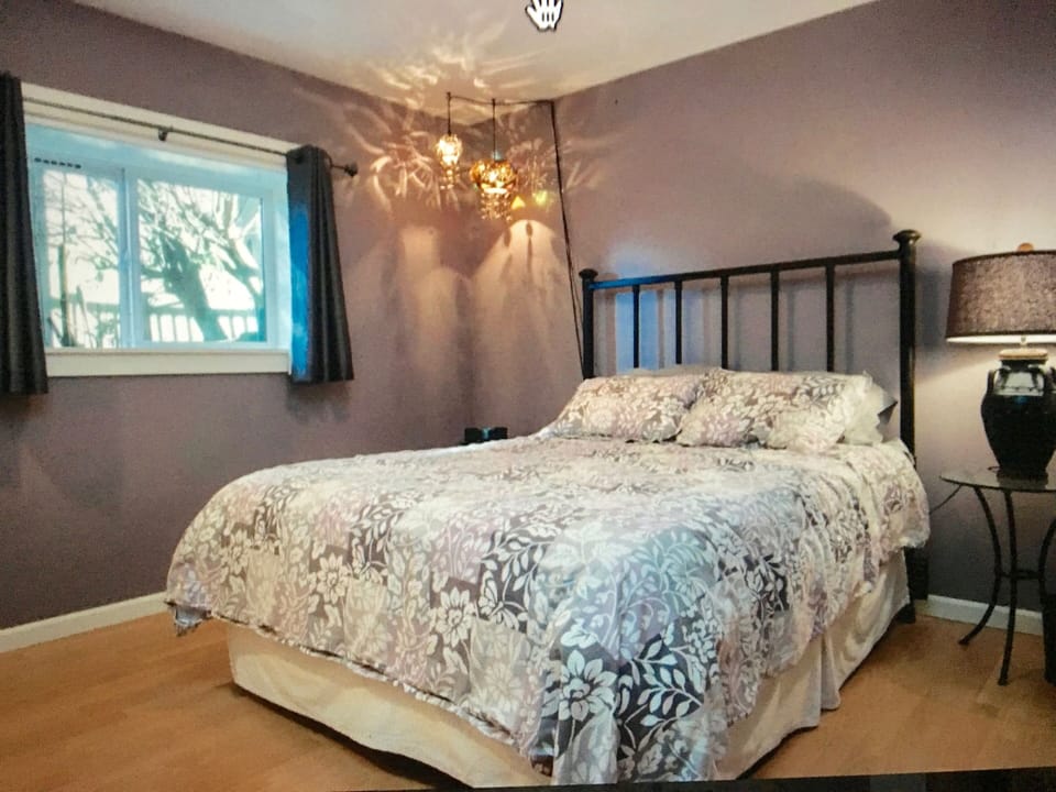 1st bedroom -- with Queen bed