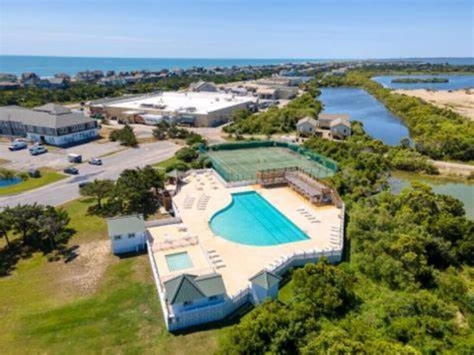 Access to community Olympic-sized pool, kiddie pool, and tennis courts!