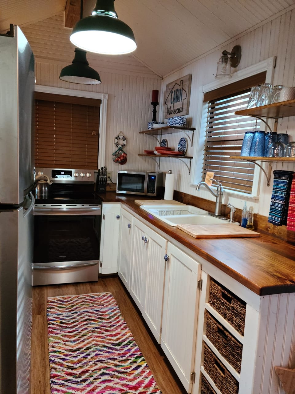 Fully stocked kitchen including crock pot, toaster and full set of pots/pans