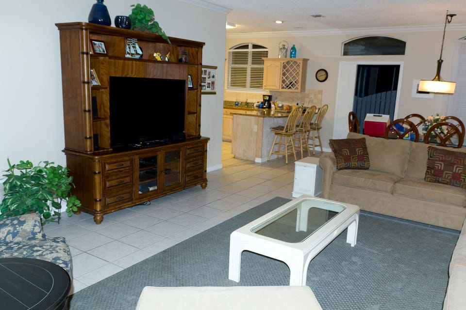 Large Screen TV and kitchen peninsula seating 