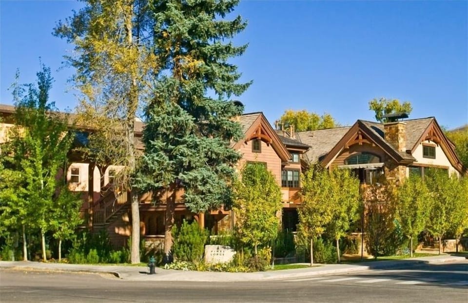 Tha Pines Lodge