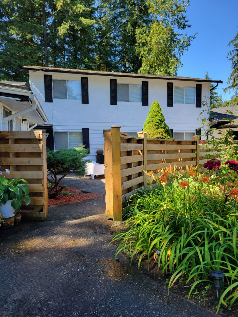 The Country Woods Bungalow unit accommodates up to 6 guests.