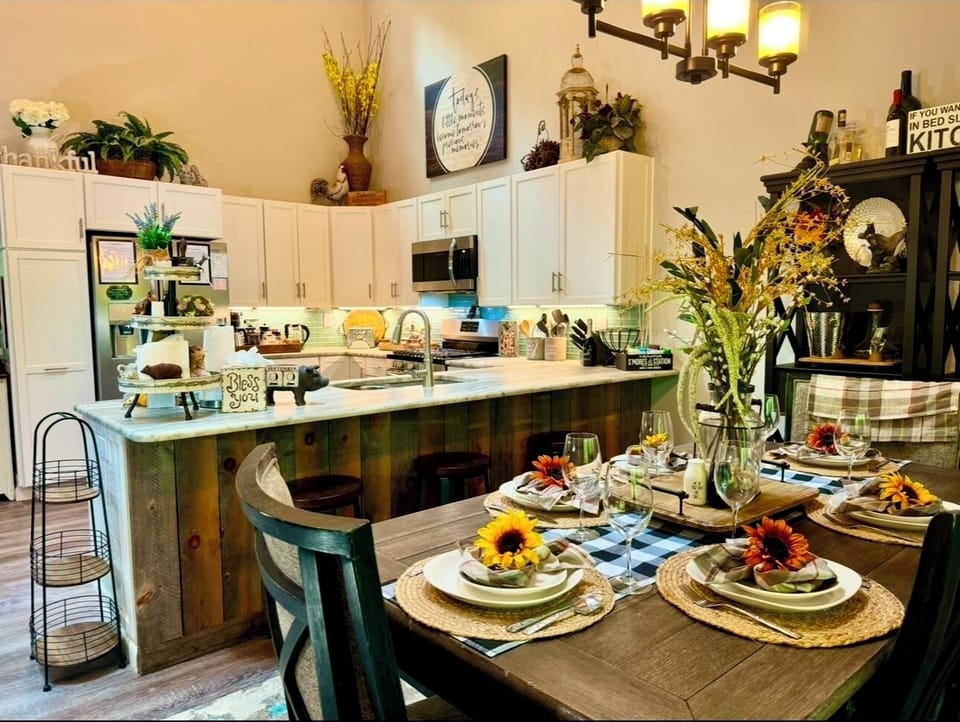 Spacious and beautifully appointed kitchen and dining room, decorated by season!