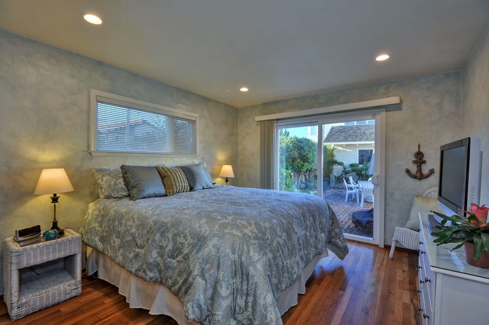 Bedroom 2: Cal King bed, Flat panel cable HDTV.