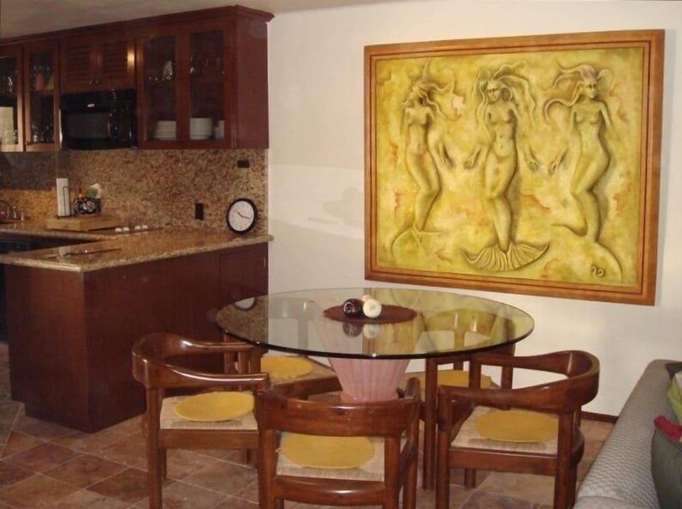Dining area for 5 or 6, Large modern kitchen