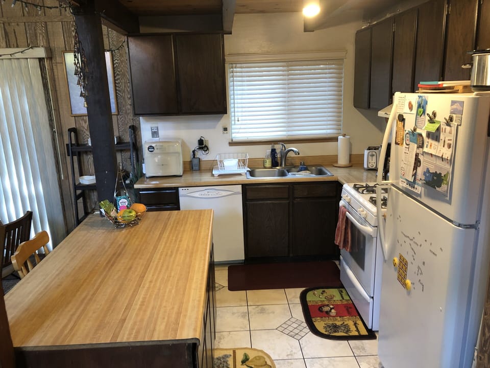 Kitchen with breakfast bar