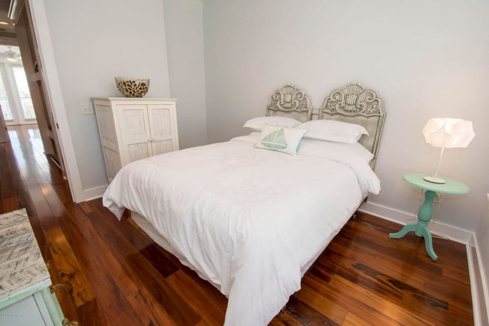 2nd floor Queen bedroom