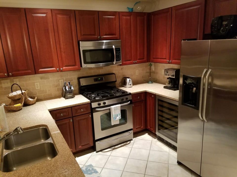 Modern Kitchen w/ Ice Maker, Wine Chiller & Gas Stove