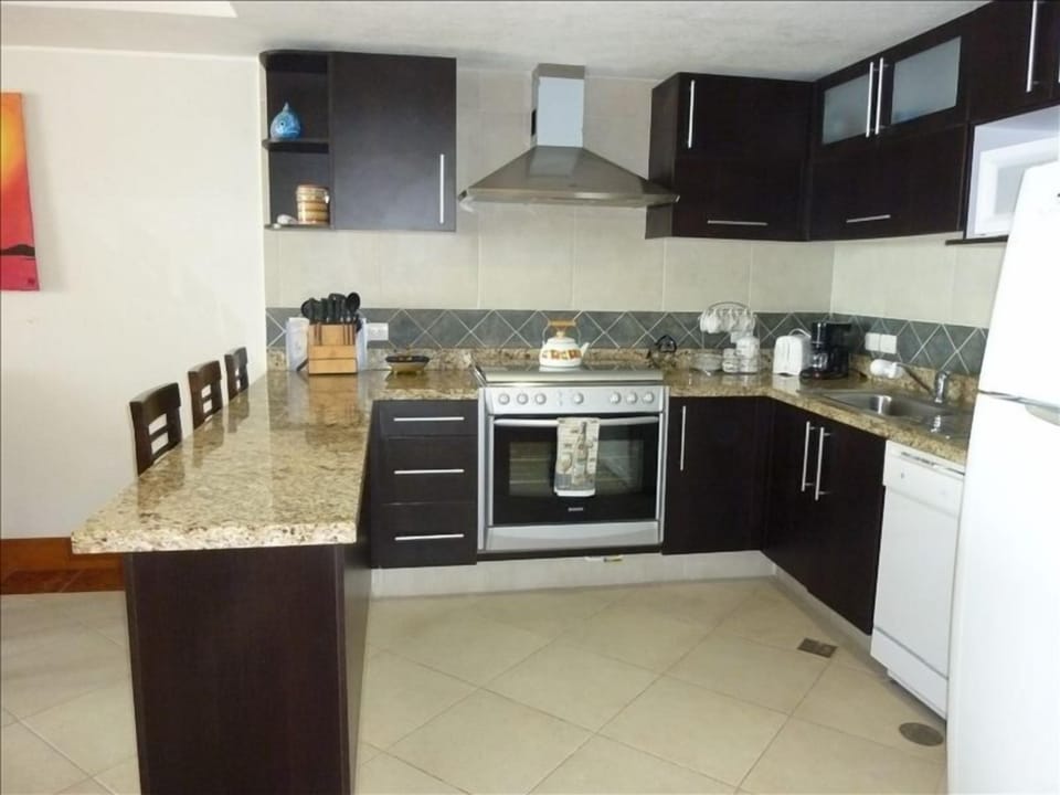 Spacious kitchen with plenty of room to cook yur favorite tropical meal