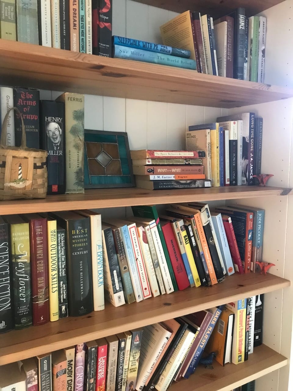Om Broadkill Beach House library