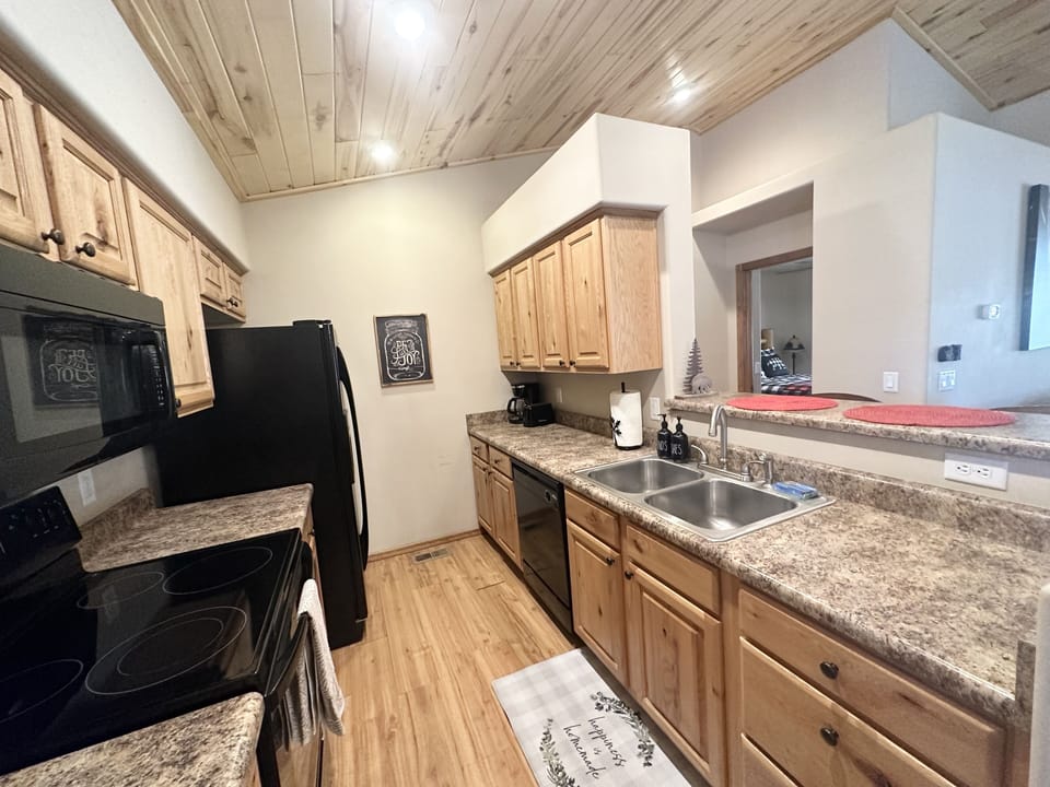 Kitchen w/ bar top eat in area