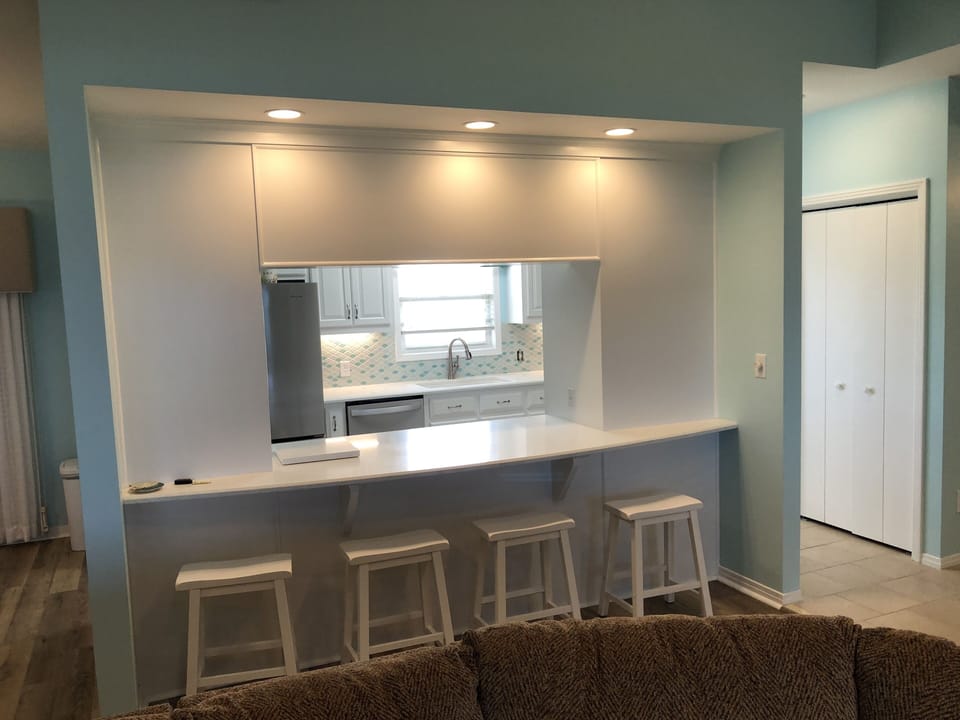 Kitchen Bar seats 4